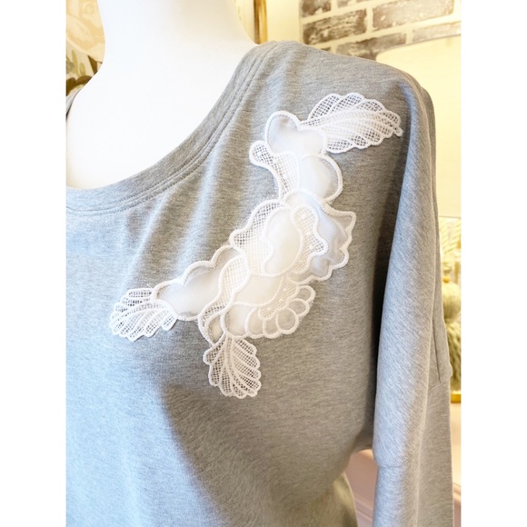 NWT {Crown & Ivy} Appliqué Sweatshirt - Picture 2 of 8